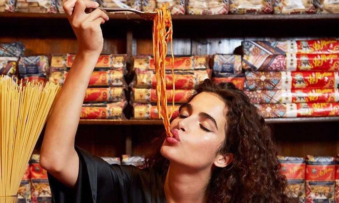 Реклама итальянское качество. Девушка и спагетти. Девушка ест пасту. Девушка ест спагетти. Девушка с макаронами.