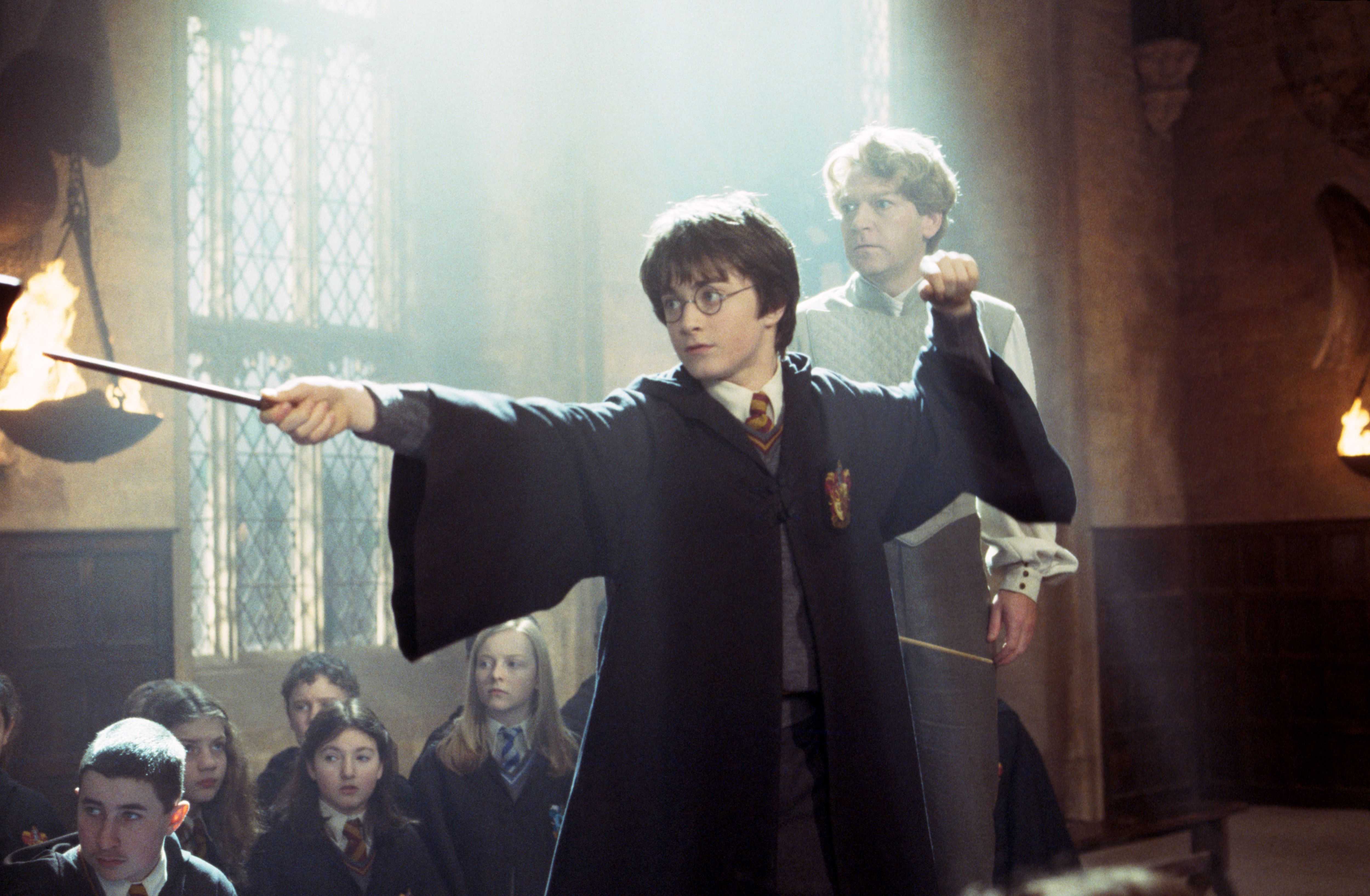 Гарри Поттер и Орден Феникса вышел на экраны в далеком 2007 году Это пятая часть серии фильмов, рассказывающая о взрослении юного волшебника Она особенно полюбилась фанатам книг о Гарри Поттере Но Орден Феникса - самая длинная книга из всей серии, поэтому
