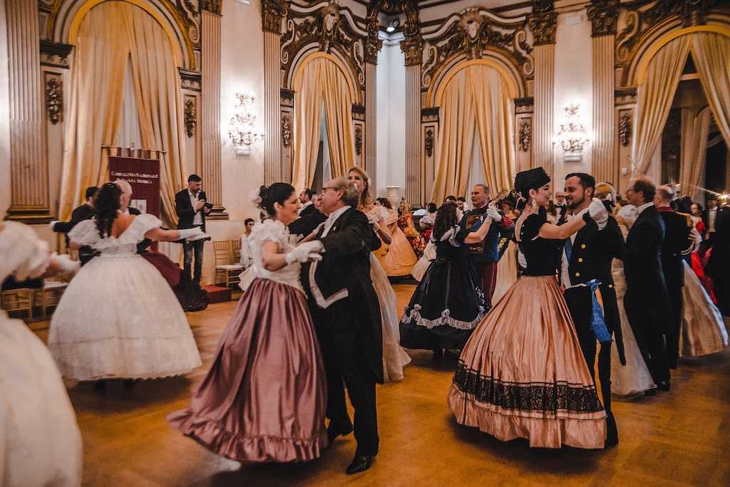 Как устроен бал: почему танцы во дворце были испытанием для женщин