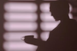 Экранная зависимость и реальная помощь: как кинематограф деконструирует иллюзию контроля