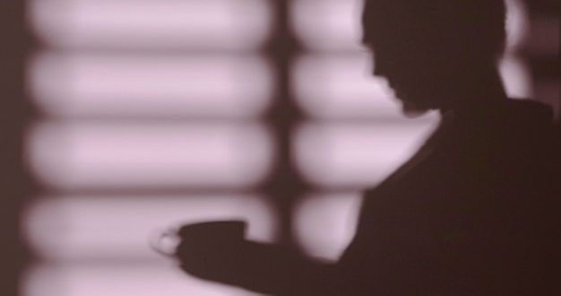 Экранная зависимость и реальная помощь: как кинематограф деконструирует иллюзию контроля