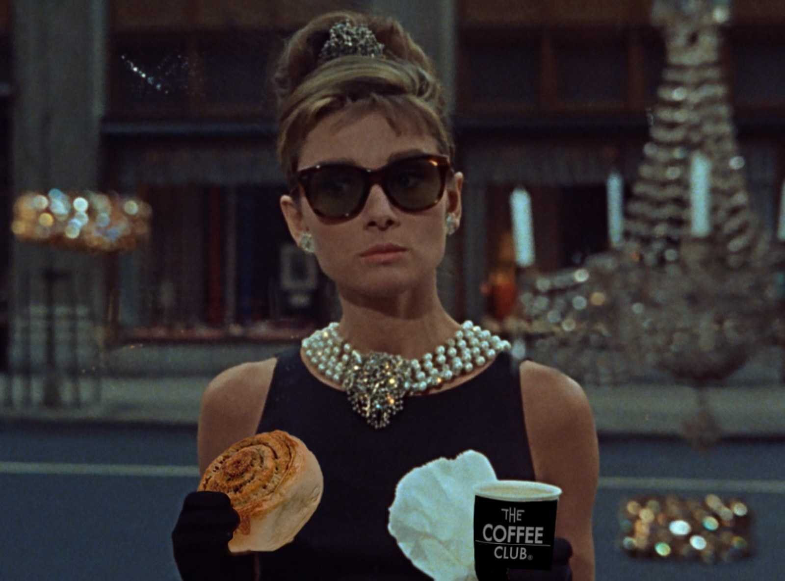 Завтрак у тиффани песня. Холли Голайтли. Завтрак у Тиффани (1961). Холли Голайтли кадры. Завтрак у Тиффани кадры.