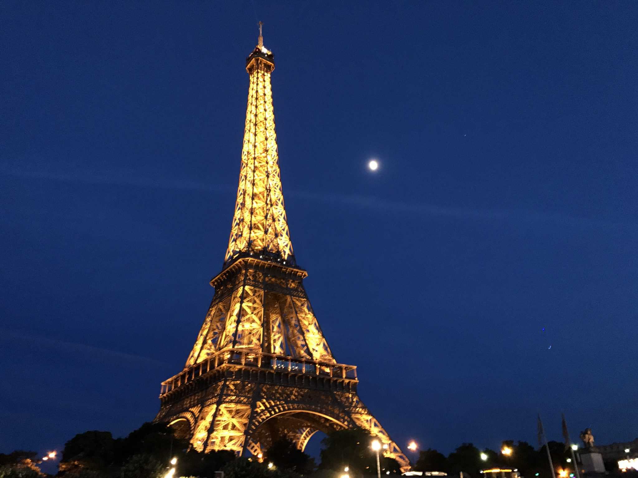 Эйфелева башня - это высокая железная башня, расположенная на Марсовом поле в Париже В очень скором времени Эйфелева башня стала символом не только Парижа, но и всей Франции На сегодня это едва ли не главная достопримечательность страны, которую в обязате