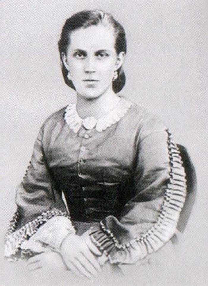 Достоевская Анна Григорьевна, в девичестве Сниткина, родилась в 1846 году в Санкт-Петербурге Она была второй женой Федора Достоевского, а также его стенографисткой, издательницей, публикатором творческого наследия мужа, библиографом, автором ценных воспом