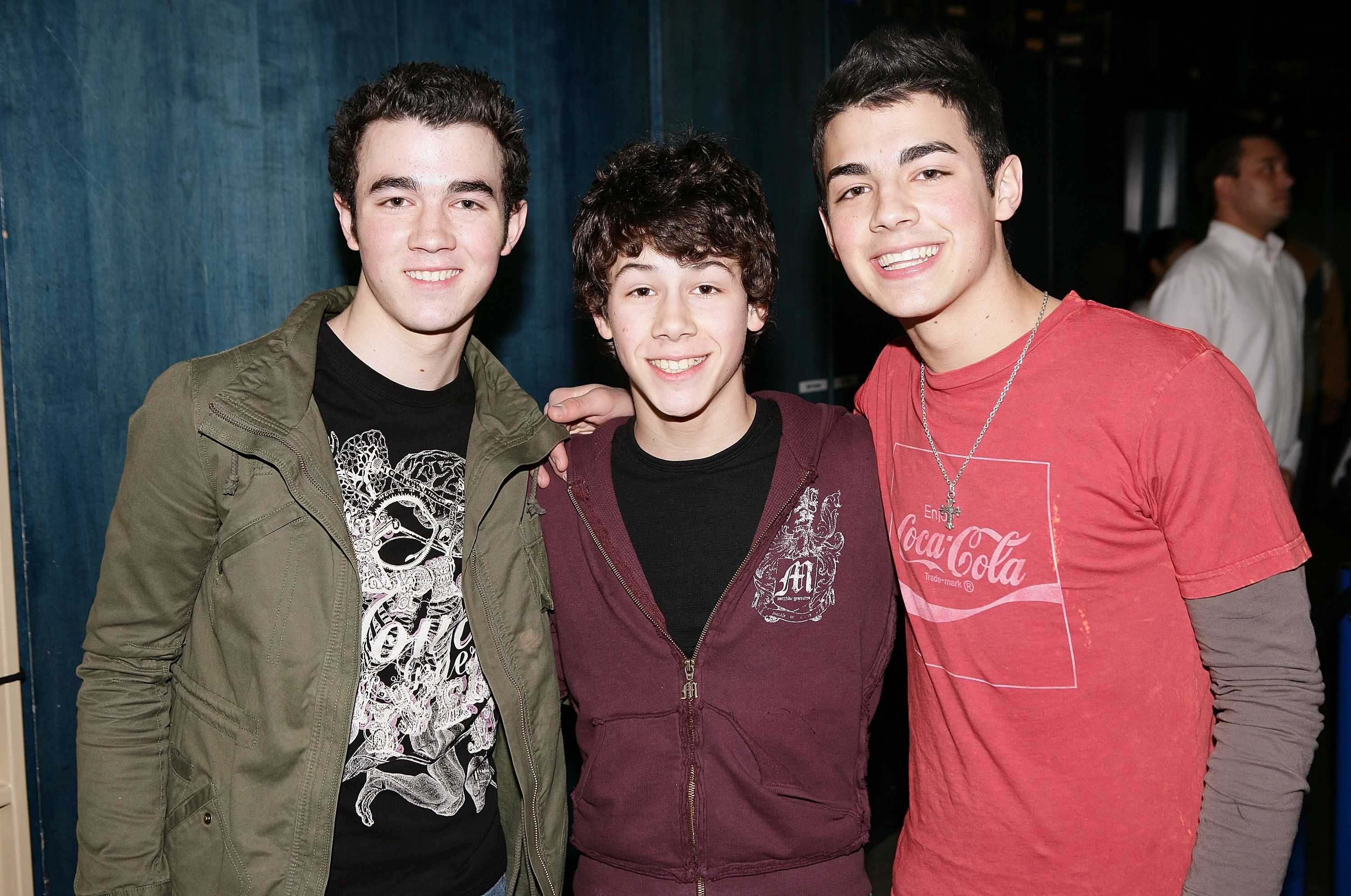 Jonas brothers песни. Братья Джонас. Группа Jonas brothers. Джонас 2008. Ник Джонас с братьями.