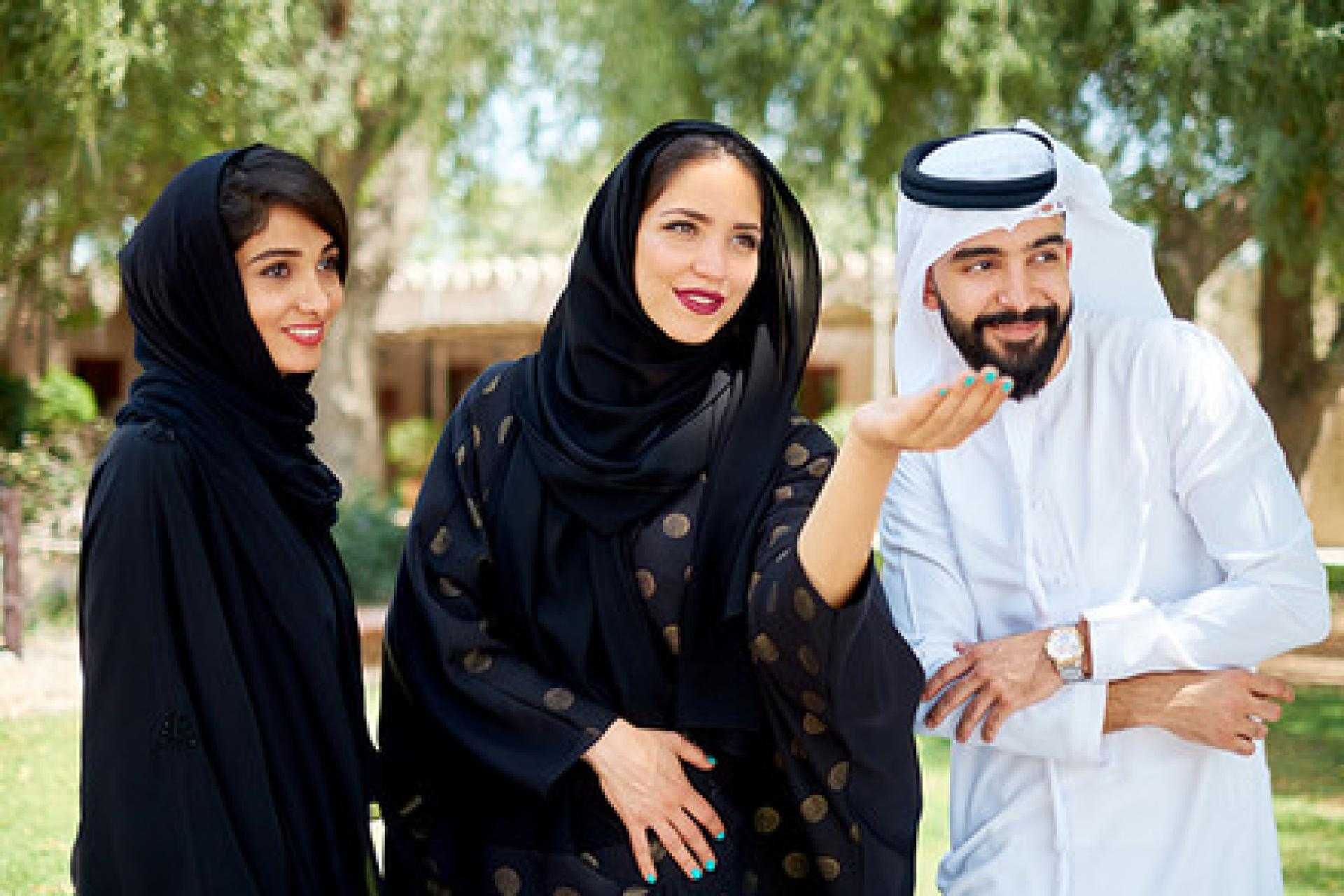 Послушать мусульманский. Арабы с женами. Арабская семья. Жены арабских шейхов. Семья в арабских Эмиратах.