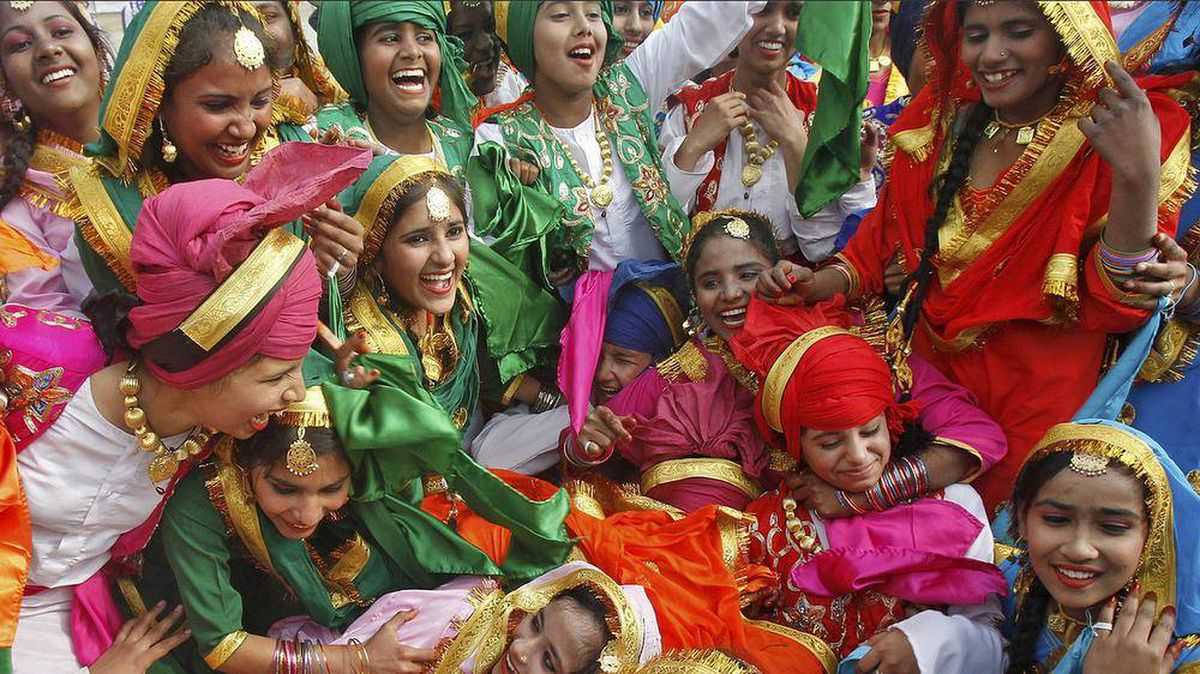 Индийский город Шани Шингнапур славится тем, что его жители испокон веков придерживаются традиции жить без дверей Вход в дом остается открытым, чтобы его могли посещать соседи и многочисленные паломники Даже ночью