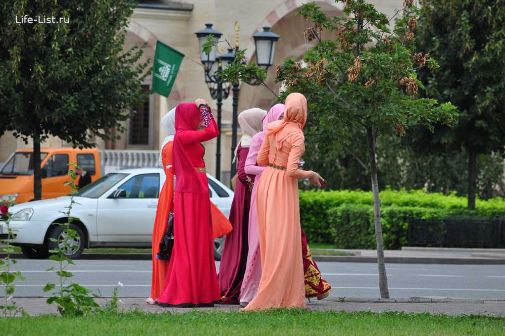 До некоторых пор я была убеждена в том, что женщины, живущие в Чечне, ходят по улице исключительно в хиджабах, полностью скрывающих их тело Каково было мое удивление, когда я увидела их истинные наряды К слову сказать, некоторые из них показались мне даже