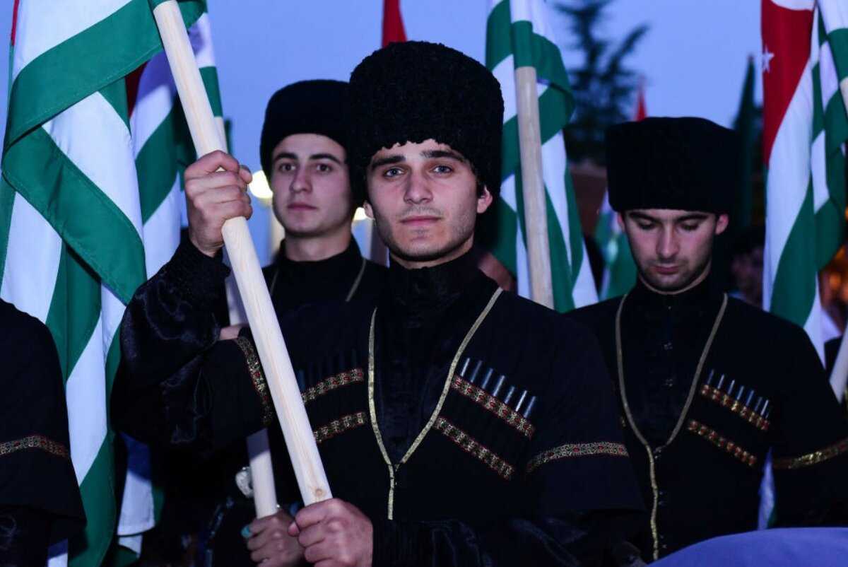 Сколько живут грузины. Абхазы в Абхазии. Народы Кавказа абхазы. Абхаз нация. Коренные абхазы внешность.